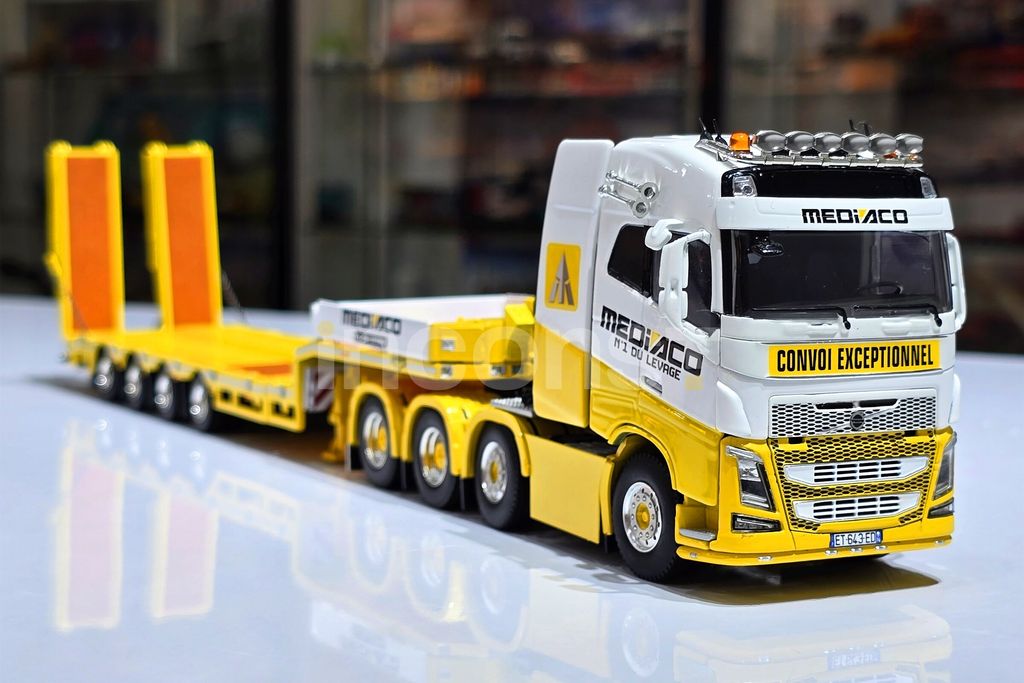 Mediaco; VOLVO FH4 GLOBETROTTER 8X4 SEMI LOW LOADER WITH RAMPS - 4