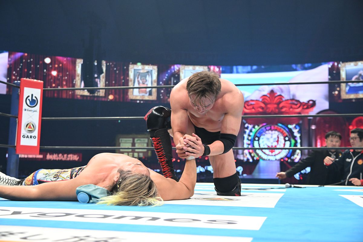 新日本】オカダ・カズチカ、涙なき介錯！ 棚橋弘至に感謝の座礼