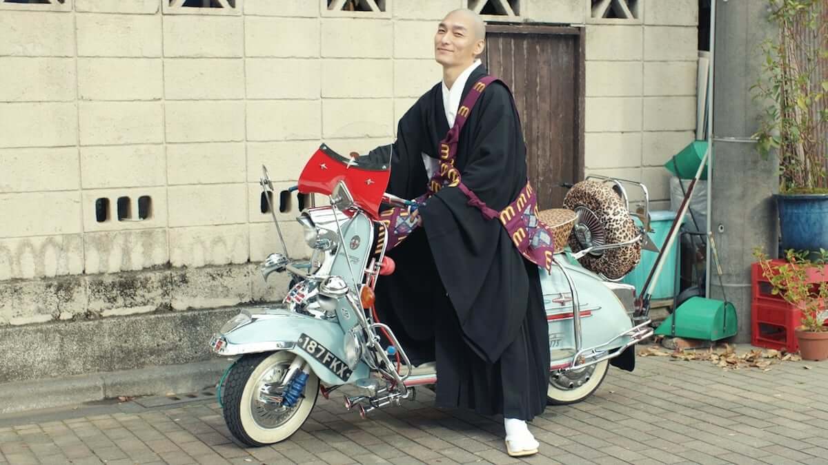 メルカリの新CMに坊主姿の草彅剛がモッズ・スクーターに跨って登場 | Qetic