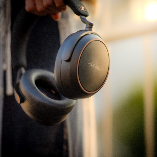 Sennheiserと俳優 佐藤健による〈ABYTS〉が特別仕様のワイヤレス