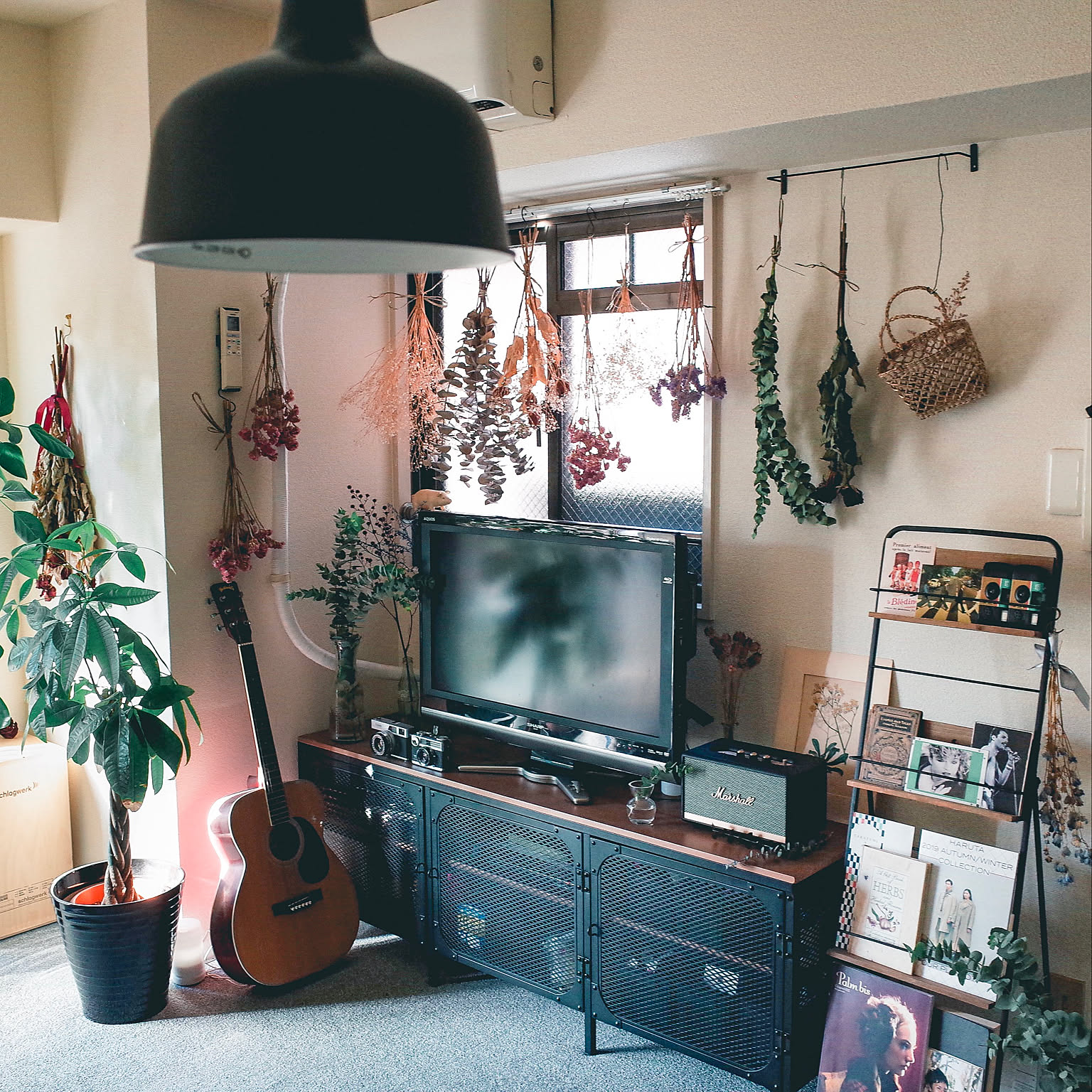 インテリアに溶け込む♪デザイン豊富なIKEAのテレビ台 | RoomClip mag