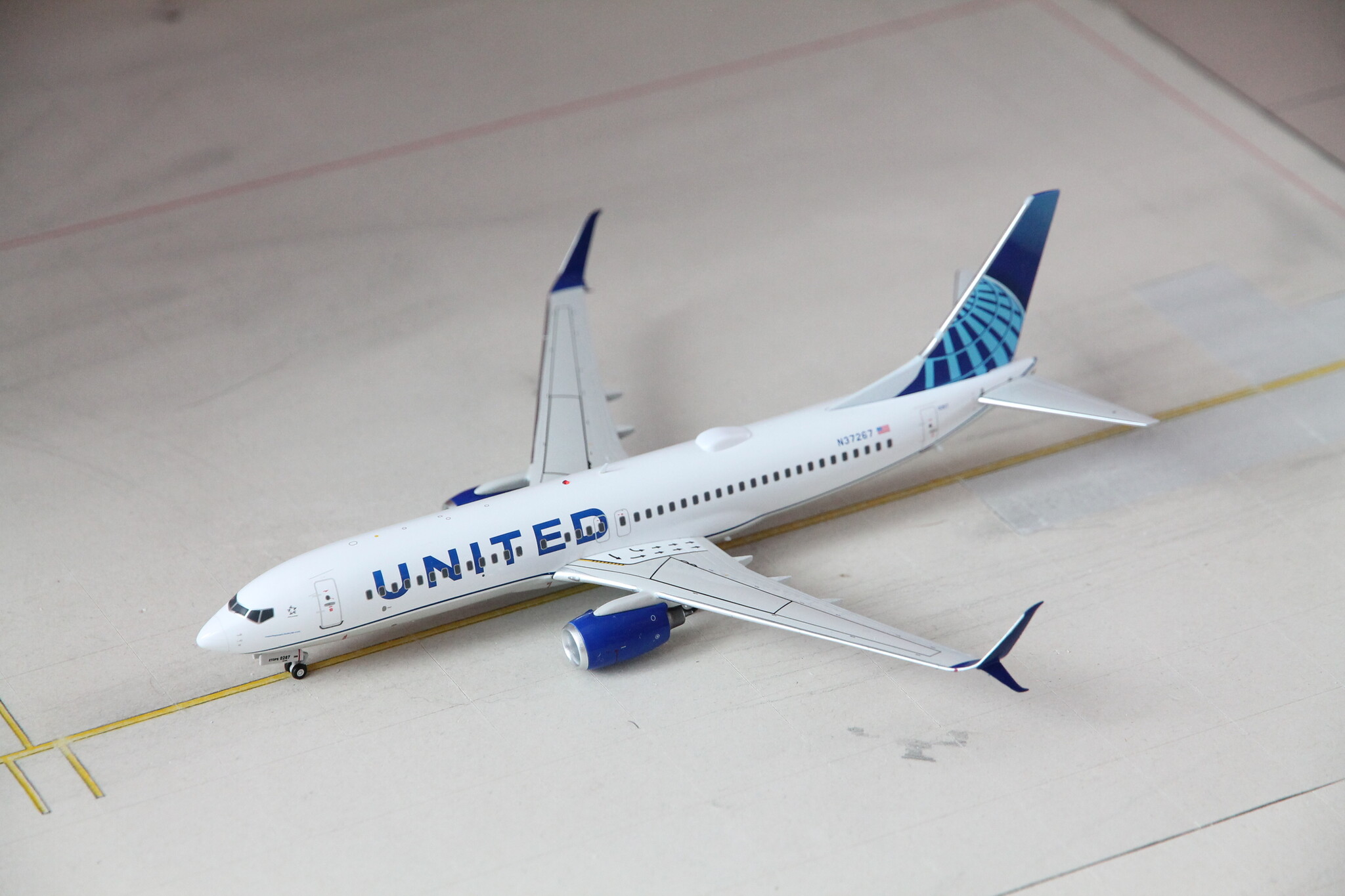 1:200 United Airlines Boeing 737-800 N37267 Inflight200