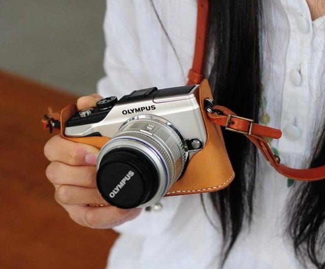 香港 ストラップ付きハンドステッチライトブラウンレザーカメラケース