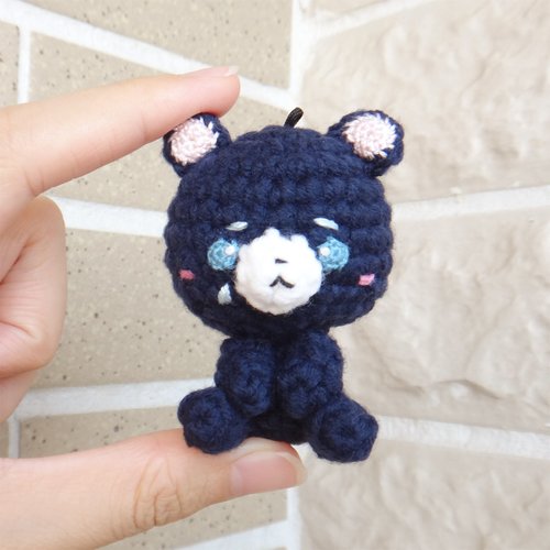台湾 羊毛編み/動物のキーホルダー-泣いている青いクマ sakeidraw - Pinkoi