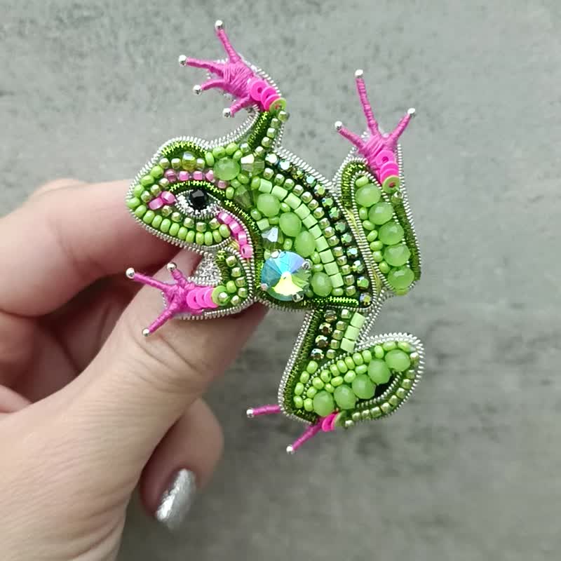 12%OFF】ウクライナ 刺繍されたシードビーズのカエルブローチ