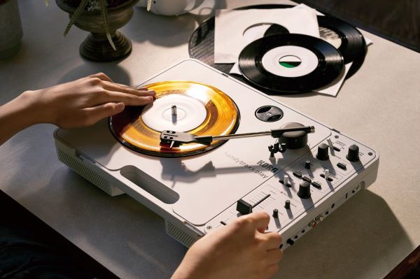 HANDYTRAXX PLAY ポータブル レコードプレーヤー！スピーカーも内蔵