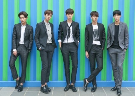 KNK(クナクン)、ファースト・ミニ・アルバム『AWAKE』 - TOWER RECORDS