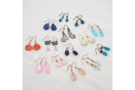 彩りハンドメイド天然石アクセサリーお揃い3点(ピアス、ブレスレット