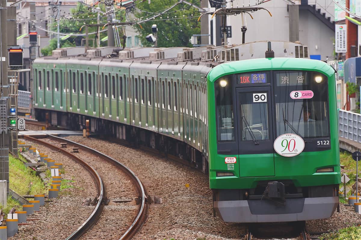 東急5000系「青ガエルラッピング電車」の運転開始｜鉄道ニュース｜2017