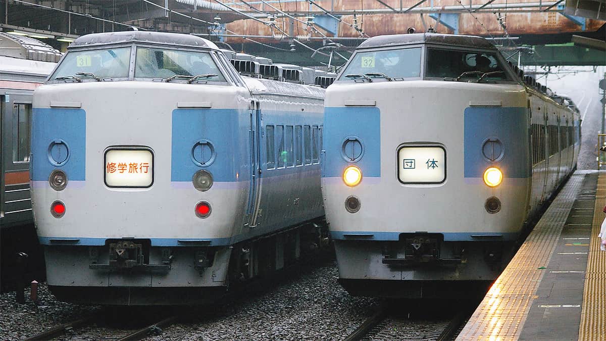 あずさ”色183系どうしの並び｜鉄道ニュース｜2007年11月12日掲載｜鉄道