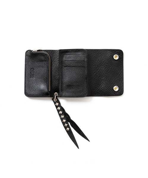 CALEE（キャリー）の「PLANE LEATHER FLAP HALF WALLET ＜STUDS CHARM