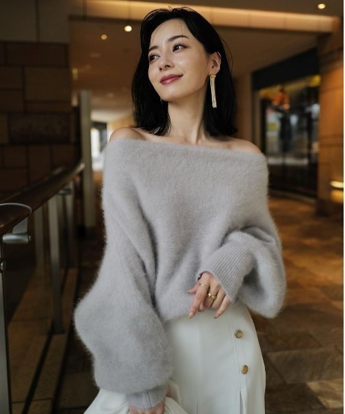 anuans（アニュアンス）の「ラクーンオフショルニットプルオーバー