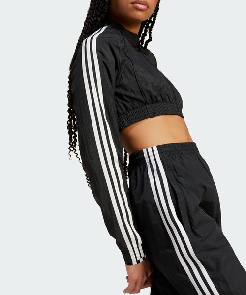 adidas（アディダス）の「スリム クロップド トラックトップ
