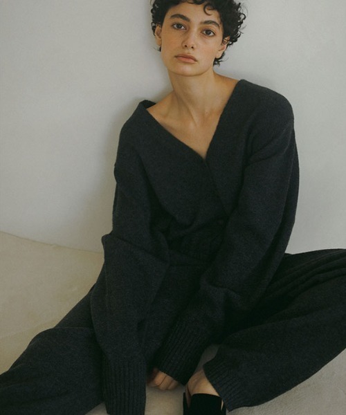 ETRE TOKYO（エトレトウキョウ）の「Vネックニットオールインワン