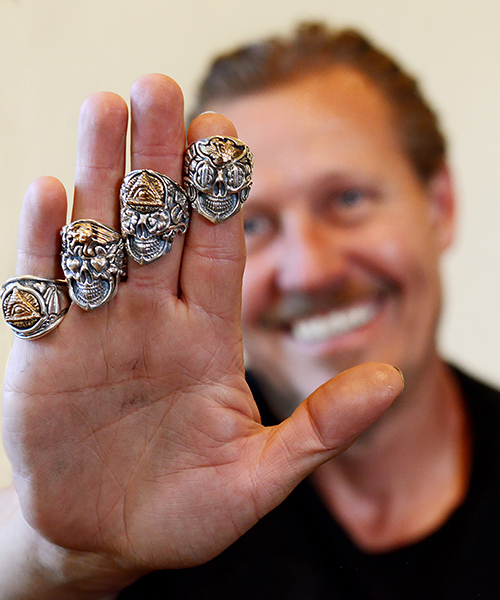 BILL WALL LEATHER（ビルウォールレザー）の「B.W.L×JEFF DECKER “BLUE