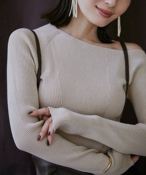 anuans（アニュアンス）の「アシメネックリブニットプルオーバー