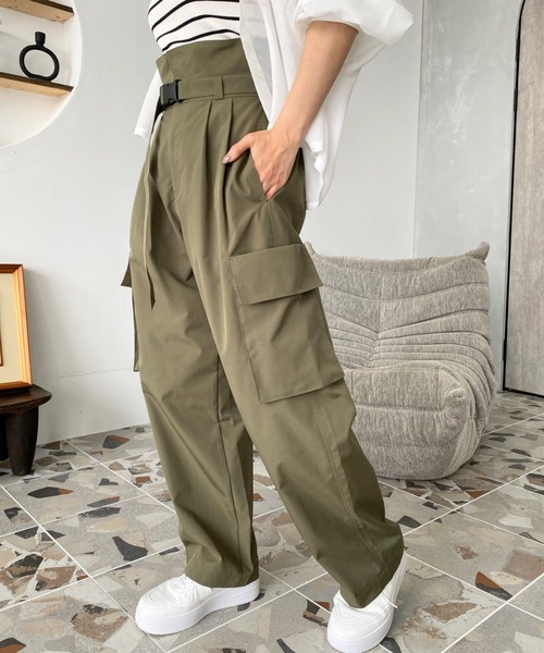 moment+（モーメントプラス）の「ベルト付きハイウエストカーゴパンツ