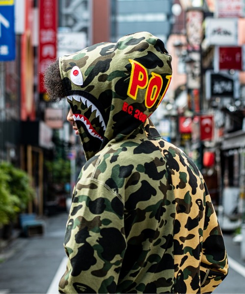 A BATHING APE（アベイシングエイプ）の「1ST CAMO HALF SHARK FULL