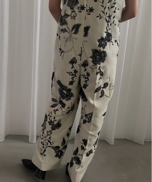 Ameri（アメリ）の「NORA FLOWER EMBROIDERY ROMPERS（つなぎ