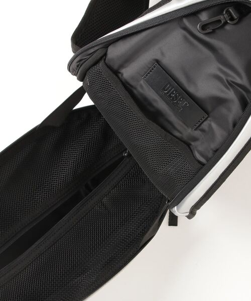 DIESEL（ディーゼル）の「メンズ メタリックフェイクレザー スリング