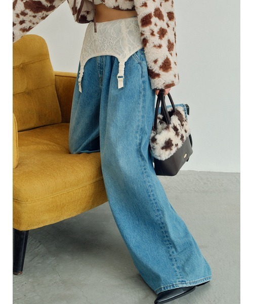 LILY BROWN（リリーブラウン）の「タックワイドデニムパンツ（デニム