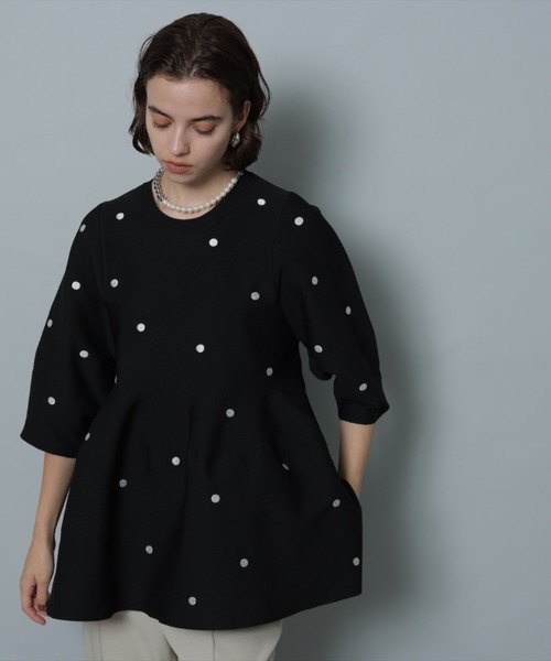 CADUNE（カデュネ）の「ドット刺しゅうペプラムニット（ニット
