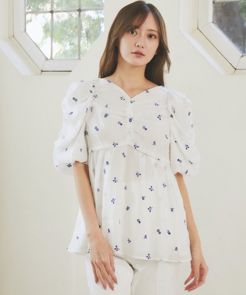CELFORD（セルフォード）の「小花刺繍ペプラムブラウス（シャツ