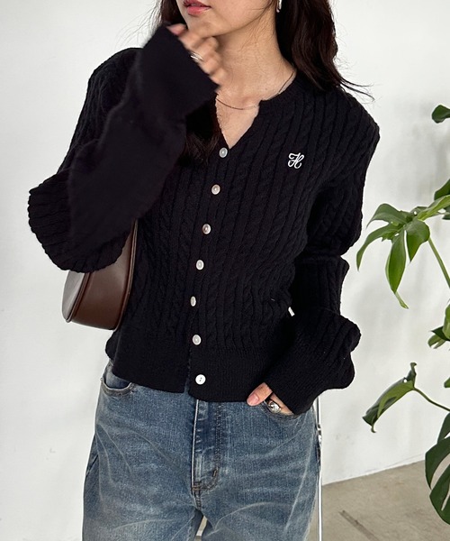 セール】ワンポイント刺繍キーネックケーブルニットカーディガン