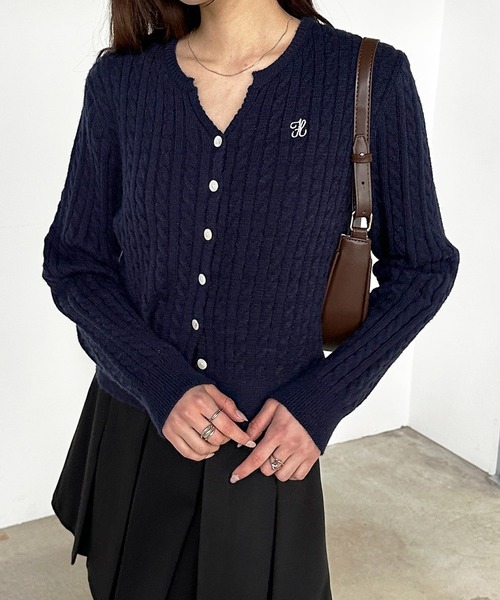 セール】ワンポイント刺繍キーネックケーブルニットカーディガン