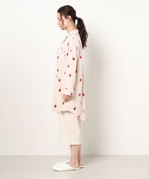 gelato pique（ジェラートピケ）の「ストロベリーモチーフシャツドレス