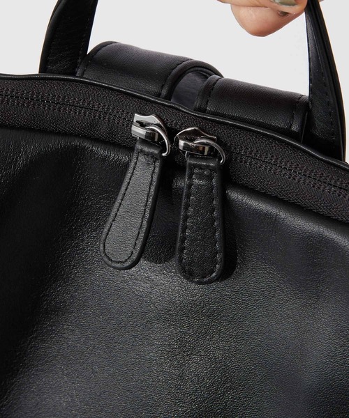 ear PAPILLONNER（イアパピヨネ）の「《A4対応/本革》レザースタンド