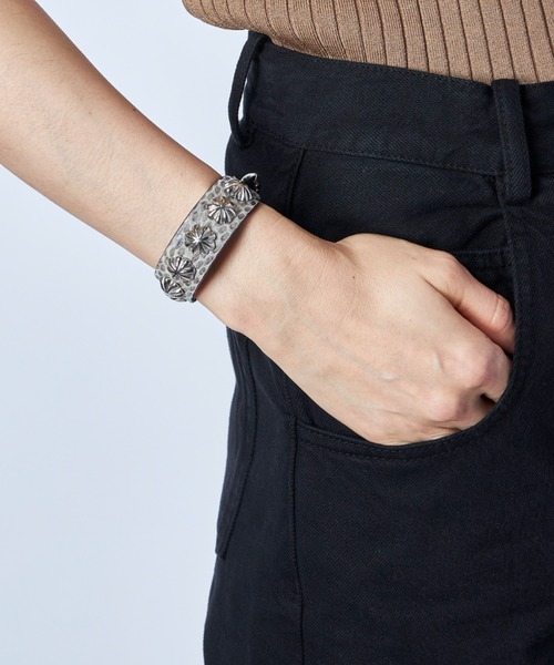 TOGA PULLA（トーガ プルラ）の「TOGA PULLA Concho leather bangle