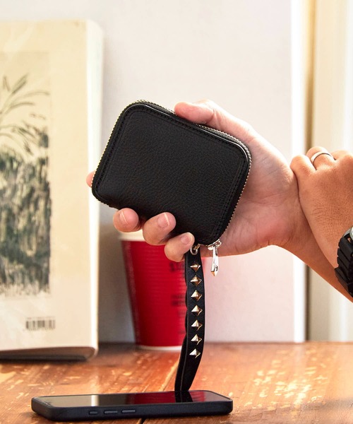 CALEE/キャリー PLANE LEATHER ZIP MULTI WALLET スタッズストラップ