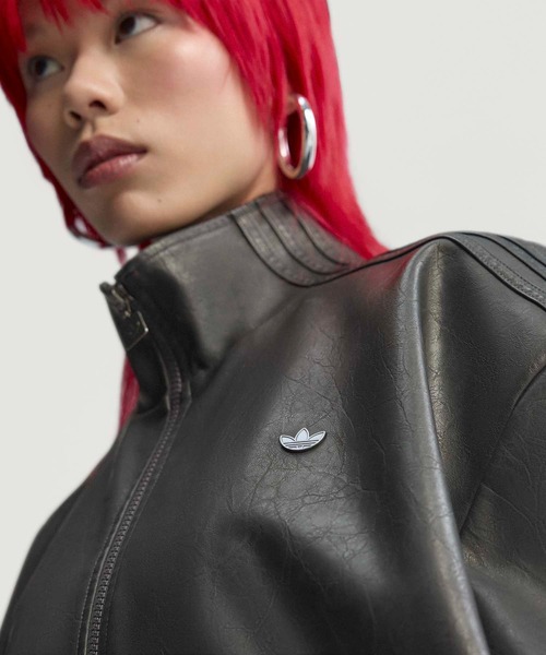 adidas（アディダス）の「プレザー ファイヤーバード オーバーサイズ