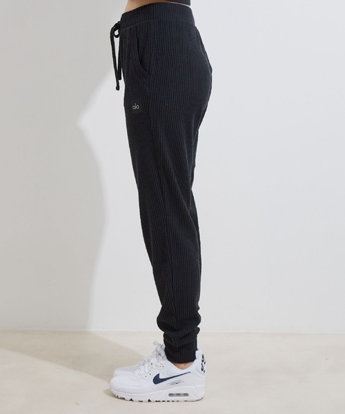 Alo Yoga（アロヨガ）の「【alo】ミューズ スウェットジョガーパンツ