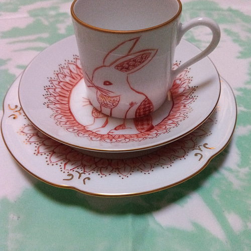 140..ピンクガラスカップ2個と透明皿のセット、絵画のモチーフ使用