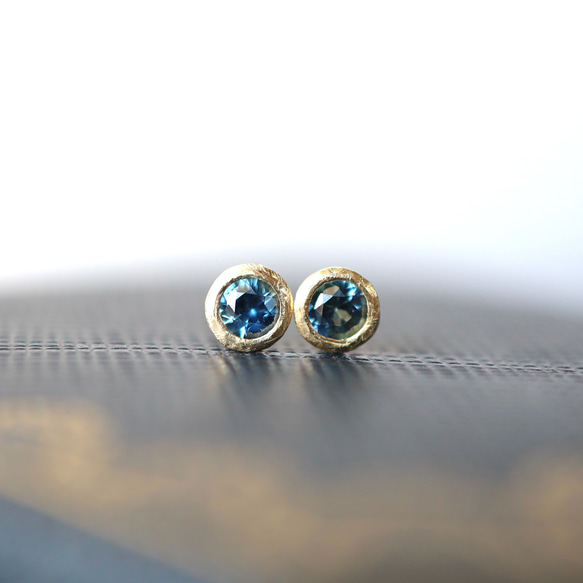 K18YG ディープブルーサファイアの覆輪留めピアス ピアス（スタッド