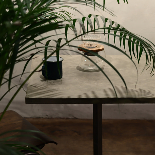 薄塗りモルタル｜ライトグレー｜カフェテーブル｜サイドテーブル｜店舗