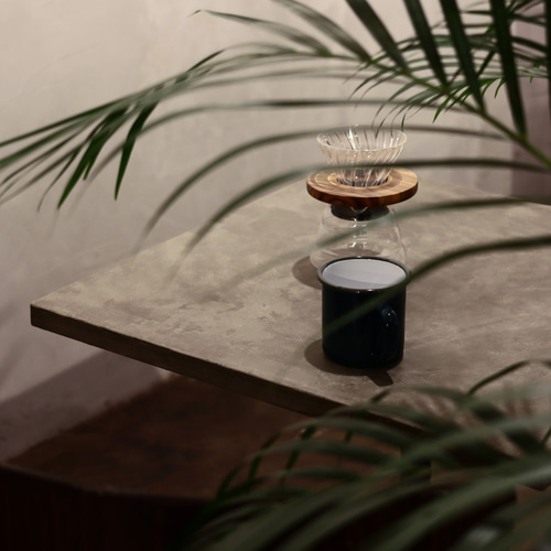 薄塗りモルタル｜ライトグレー｜カフェテーブル｜サイドテーブル｜店舗