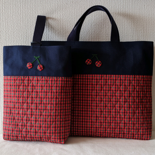 ファミリアチェックのレッスンバッグセット 紺 さくらんぼ アップリケ