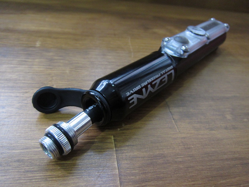 エア圧を測定できる LEZYNE （レザイン） デジタルハンドポンプ