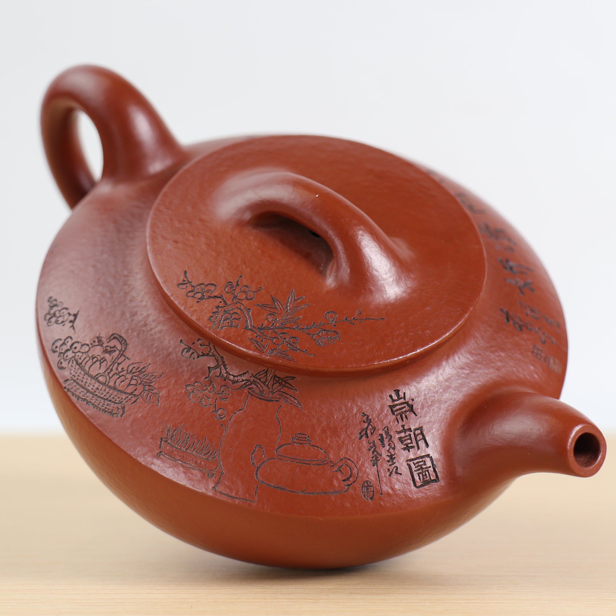 梅竹清嬌】原礦朱泥刻畫紫砂茶壺– Cha-Tailor Tea Specialist