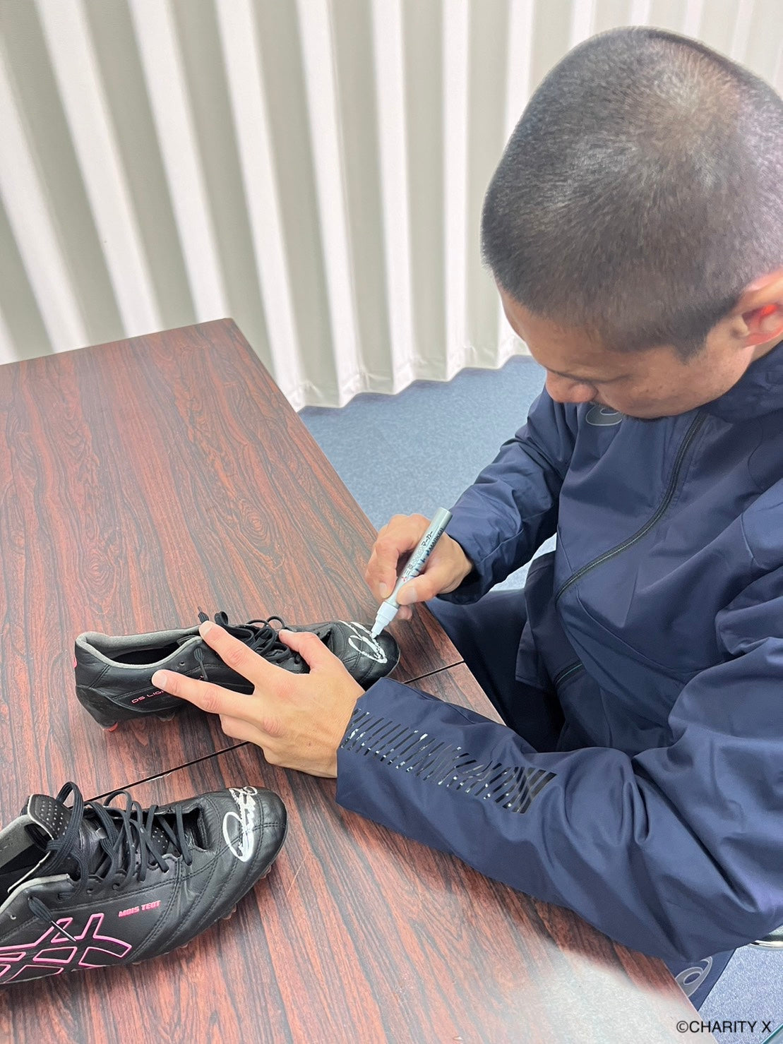 令和6年能登半島地震災害支援】坪井慶介氏サイン入りスパイク – CHARITY X