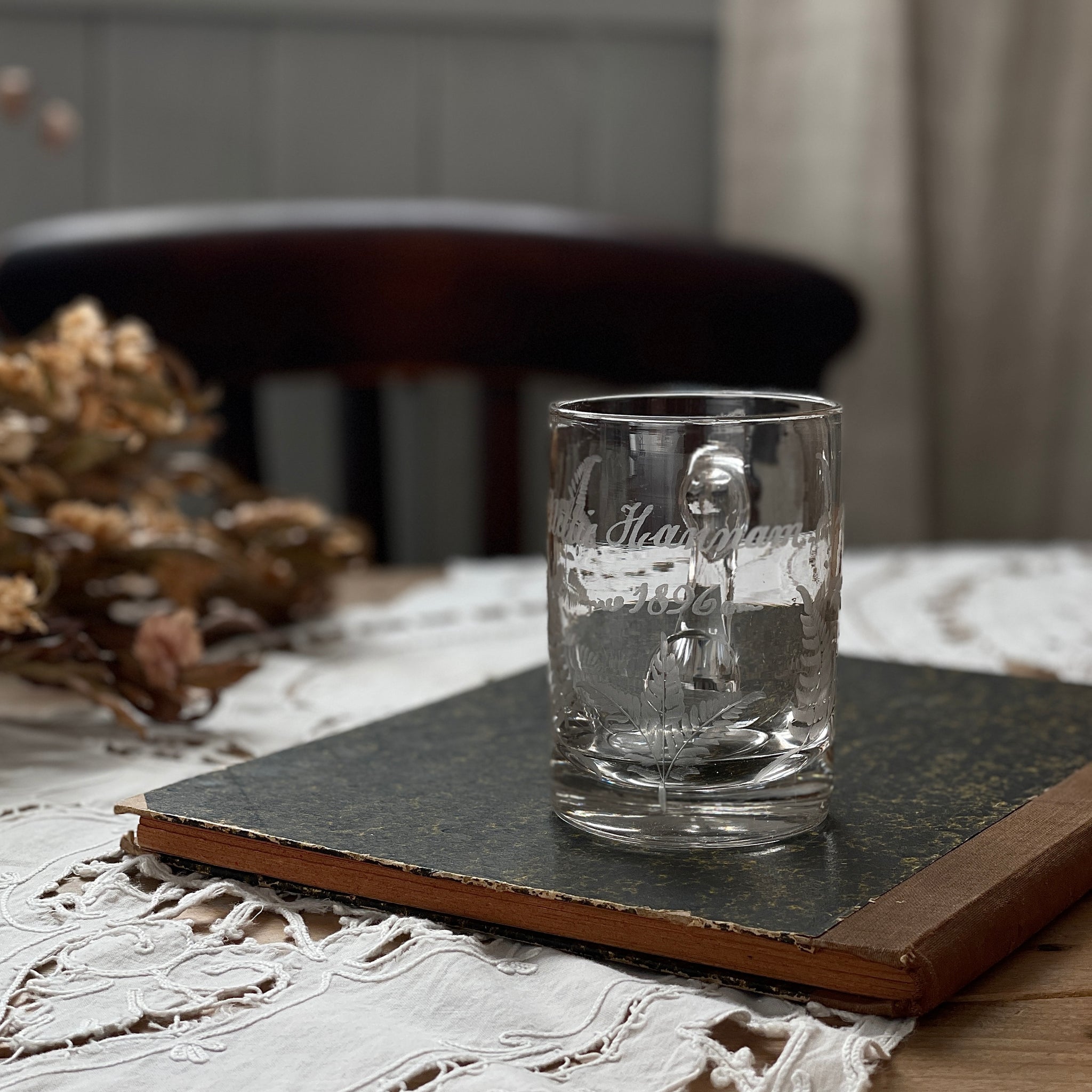 1896年シダ模様ガラスのセレモニーマグ（高さ10cm） イギリス