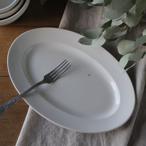 ディゴワンサルグミンヌ窯の白のオーバル皿（31.5x21cm） フランス