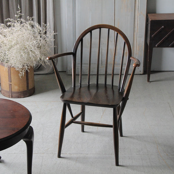 アーコール社フープバックアーム付きチェア（チョコレート）タグ付き