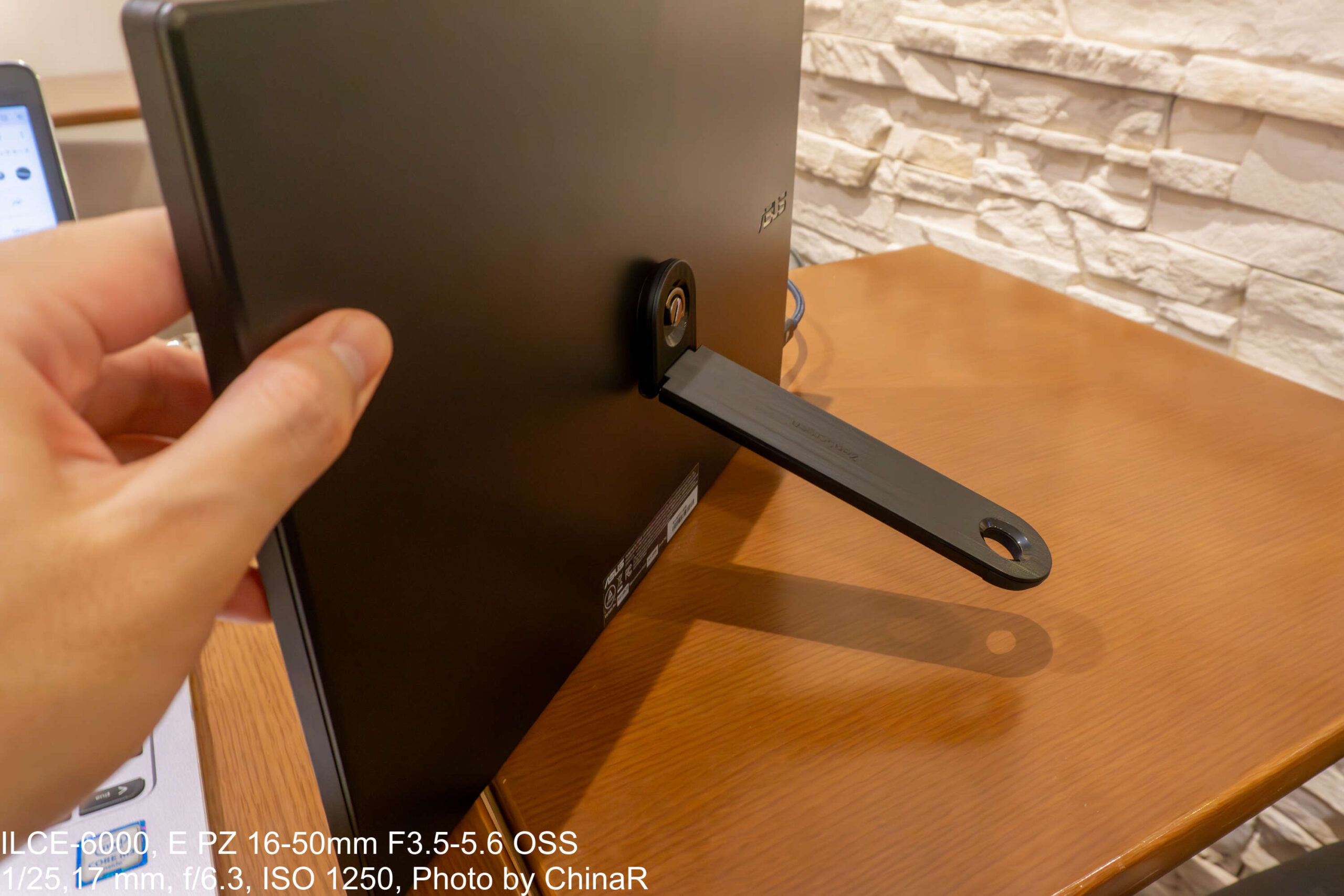 ASUS ZenScreen MB166CR】自由な角度に調整できるスタンドが嬉しい