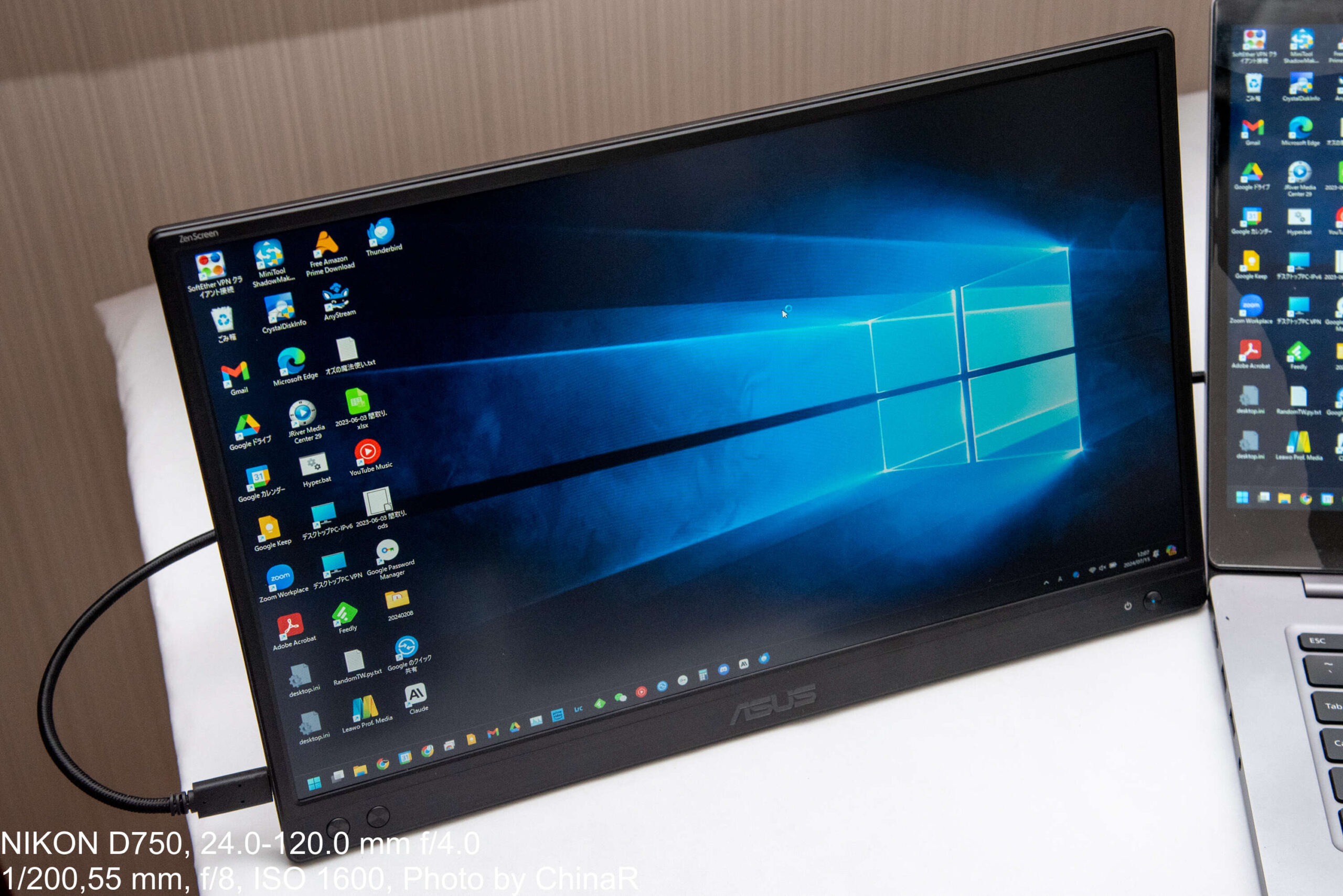 ASUS ZenScreen MB166CR】自由な角度に調整できるスタンドが嬉しい