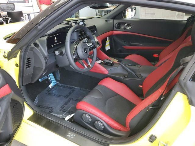 New Ikazuchi Yellow Pearl Tricoat/Super Black 2024 Nissan Z