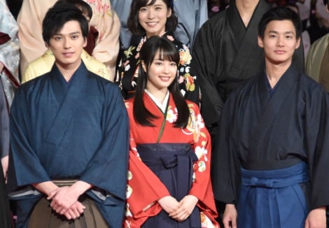 新田真剣佑＆野村周平が広瀬すずに“肘グイ” 観客から黄色い歓声